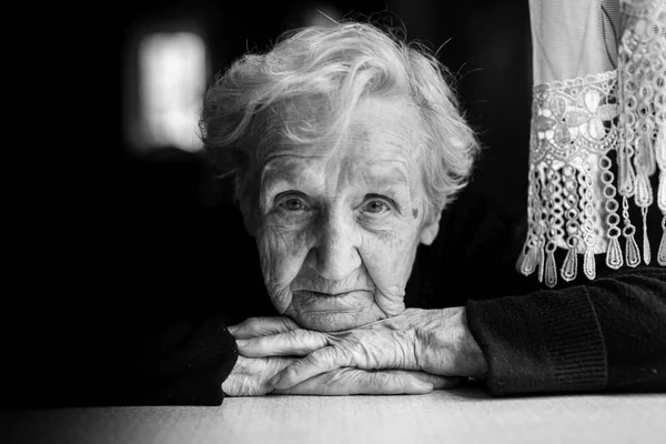 Donna anziana a casa — Foto Stock