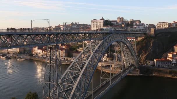 Floden Douro och Dom Luis I bridge — Stockvideo