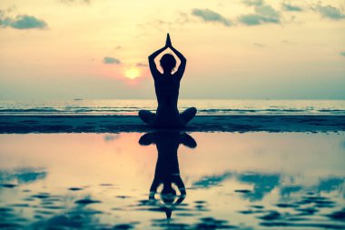 Yoga yapan kadın