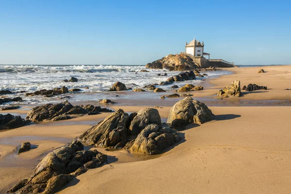 Praia de Miramar en kleine kapel — Stockfoto