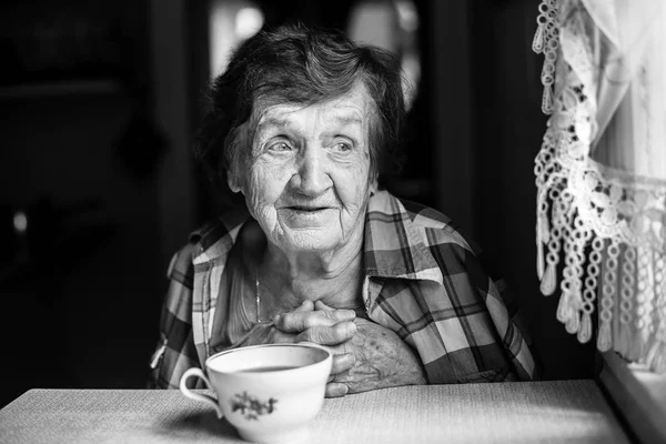 차를 마시는 노인 여성 — 스톡 사진