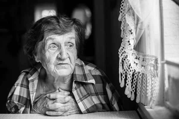 가정에서 노인 여성 — 스톡 사진
