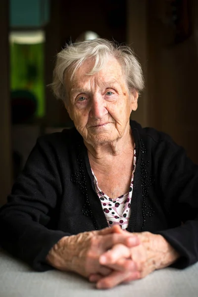 Femme âgée aux cheveux gris — Photo