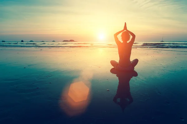 Silueta de mujer haciendo yoga —  Fotos de Stock