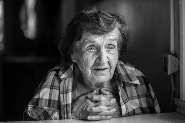 Äldre kvinna hemma — Stockfoto