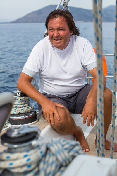 Человек на парусной яхте — стоковое фото