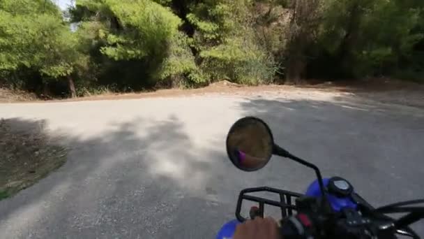 Fahrer auf Motorrad unterwegs — Stockvideo