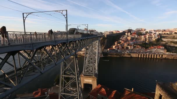 Río Duero y puente Dom Luis I — Vídeo de stock