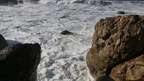 Grote golven crashen op stenen strand — Stockvideo