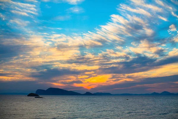 Coucher de soleil incroyable parmi les îles — Photo