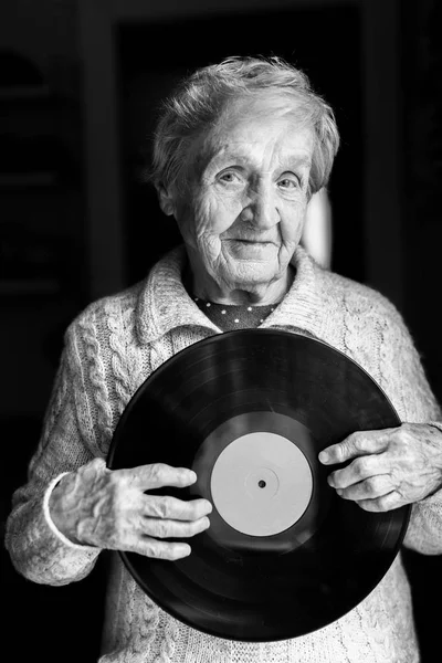 Ηλικιωμένη γυναίκα με δίσκο βινυλίου lp Royalty Free Φωτογραφίες Αρχείου