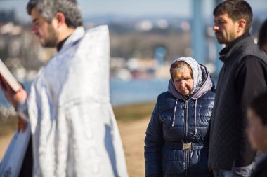 İsa'nın vaftiz kutluyor