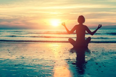 Yoga Çalışan Genç Kadın