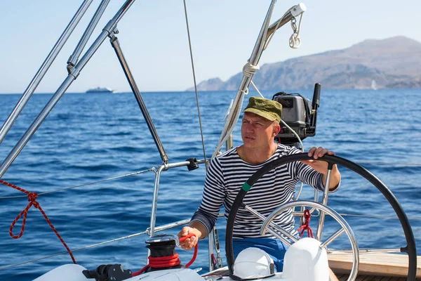 Uomo su yacht a vela — Foto Stock