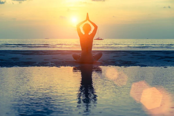 Jovem mulher praticando Yoga — Fotografia de Stock