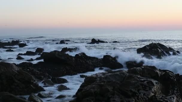 Grote golven crashen op stenen strand — Stockvideo