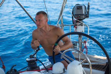 Adam yelkenli yat üzerinde