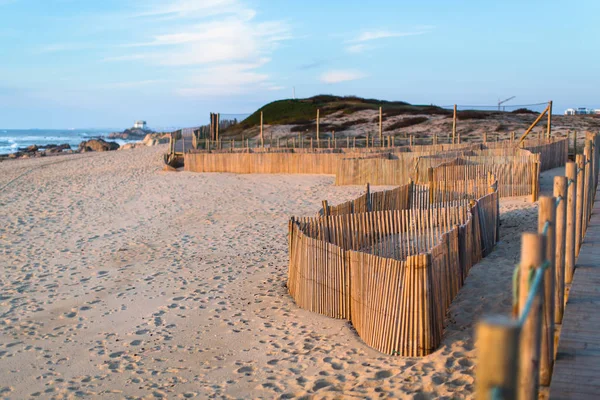 Recinzione in legno su dune di sabbia — Foto Stock