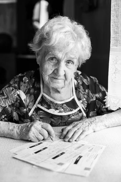 Pencere oturan kadın