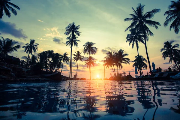 Belo pôr do sol na praia tropical — Fotografia de Stock