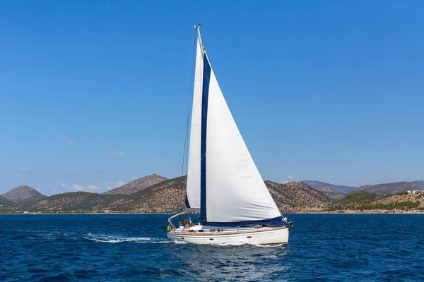 Schip met witte zeilen jacht — Stockfoto