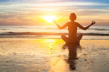 Yoga Çalışan Genç Kadın