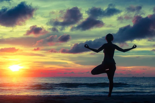 Mujer joven practicando yoga — Foto de Stock