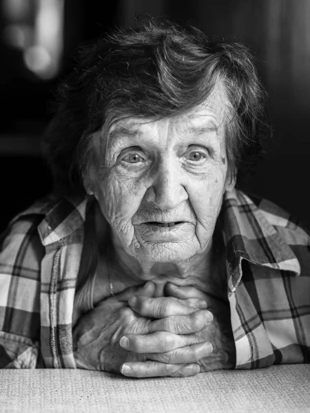 Porträt einer älteren Frau. — Stockfoto
