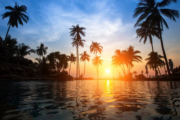 热带海滩上美丽的夕阳 — 图库照片
