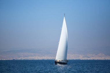 Beyaz yelkenli gemi yat