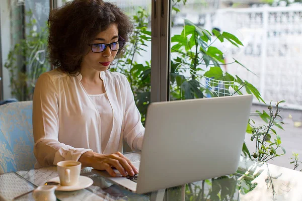 Asian woman with laptop — Stock Photo, Image