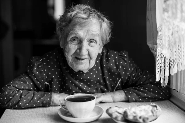 Femme prenant le petit déjeuner — Photo