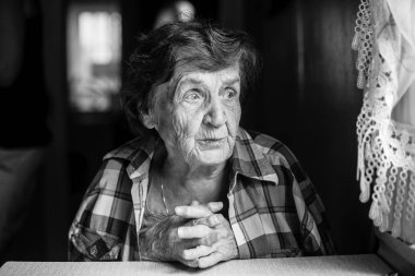 Pencere oturan kadın