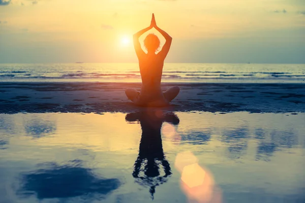 Mujer joven practicando yoga — Foto de Stock