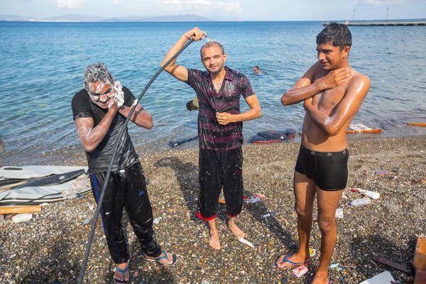Unbekannte Flüchtlinge bei der Ankunft in Griechenland — Stockfoto