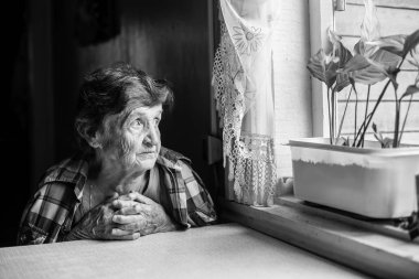 Bayan, ne yazık ki pencere oturur