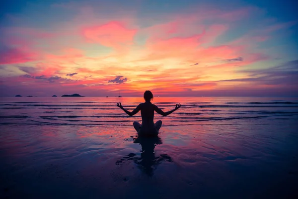 Mujer joven practicando yoga — Foto de Stock