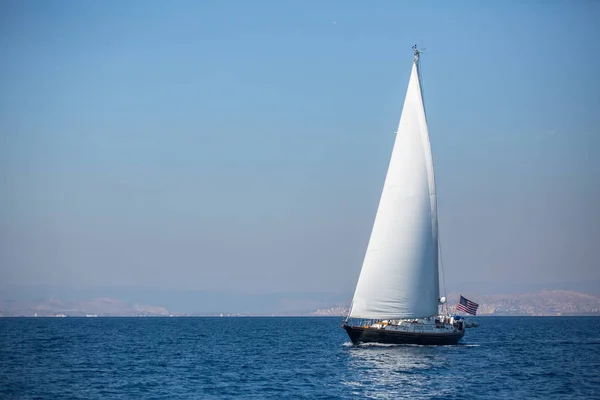 Bateau yacht avec voiles blanches — Photo