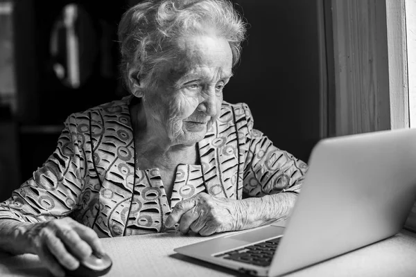 Äldre kvinna med laptop. — Stockfoto