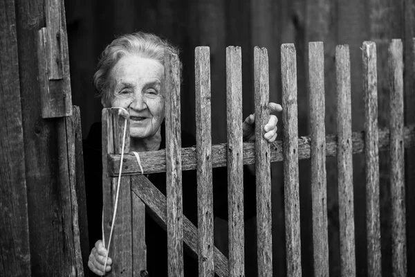 Woman standing behind fence — Stock Photo, Image