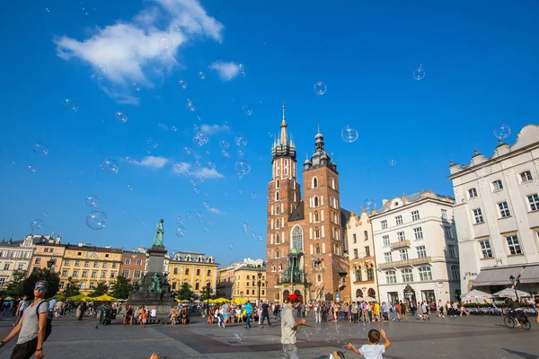 Osób na rynku głównego. — Zdjęcie stockowe