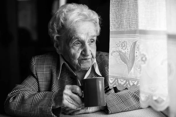 Femme prenant le petit déjeuner — Photo