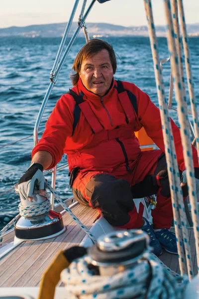 Man skipper at helm — Stock Photo, Image