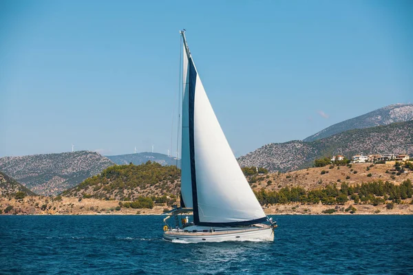 Bateau yacht avec voiles blanches — Photo