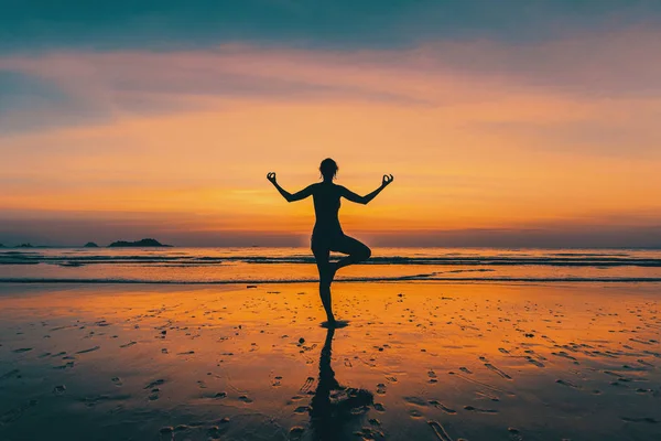 Young woman practicing yoga — Stock Photo, Image