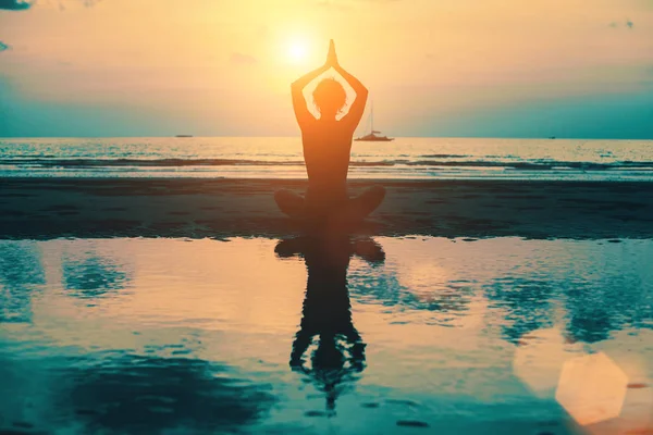 Jonge vrouw die yoga beoefent — Stockfoto