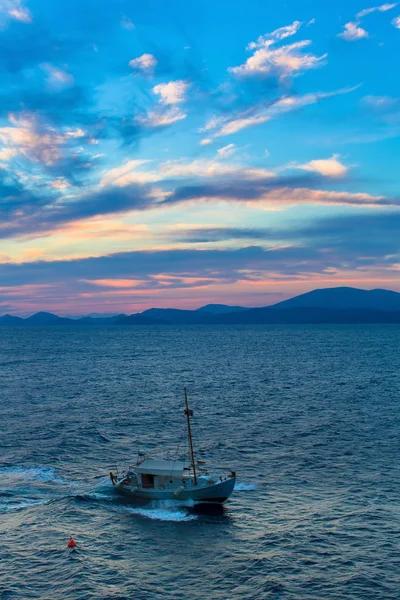 Twilight in de Egeïsche zee. — Stockfoto