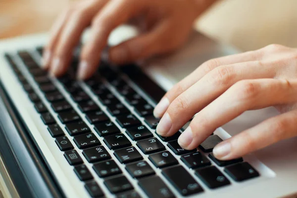 Mujer escribiendo en el ordenador portátil — Foto de Stock