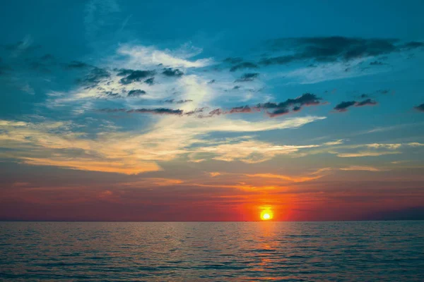 Schöner Sonnenuntergang auf dem Meer. — Stockfoto