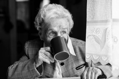 Kahvaltı yapıyor kadın